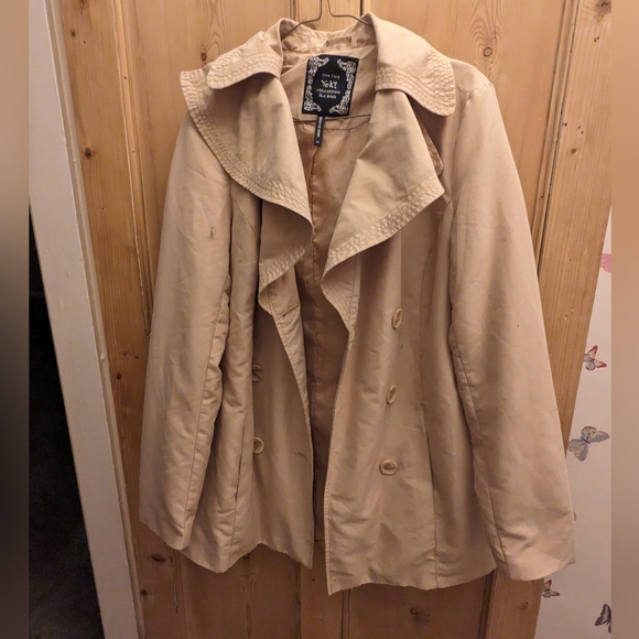 Lightweight trenchcoat with Wide Lapels - Picture 4 of 4